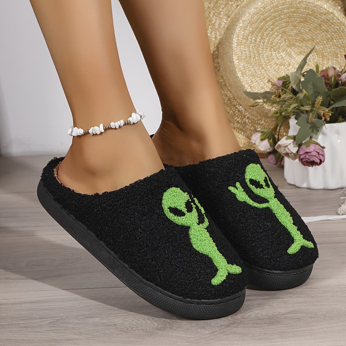 Pantufas Home Shoes: Green Alien Edition
