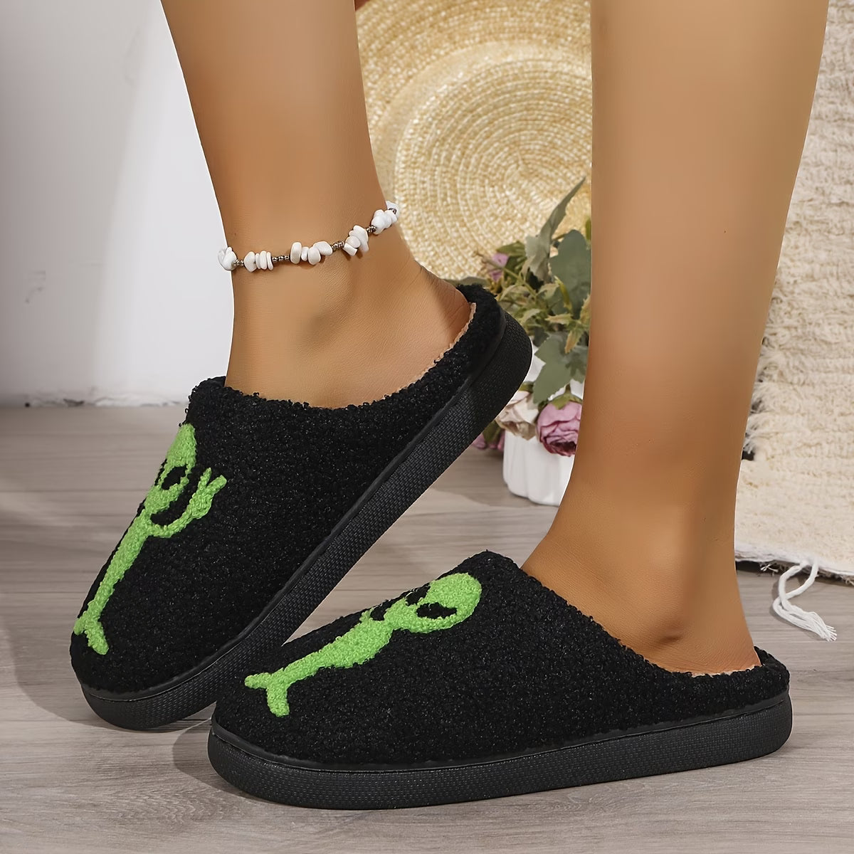 Pantufas Home Shoes: Green Alien Edition