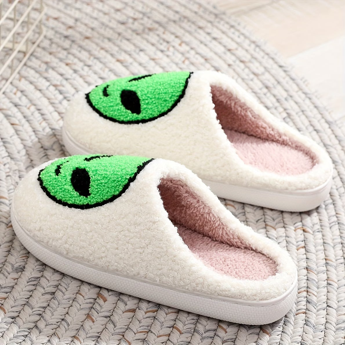 Pantufas Home Shoes: Green Alien Edition