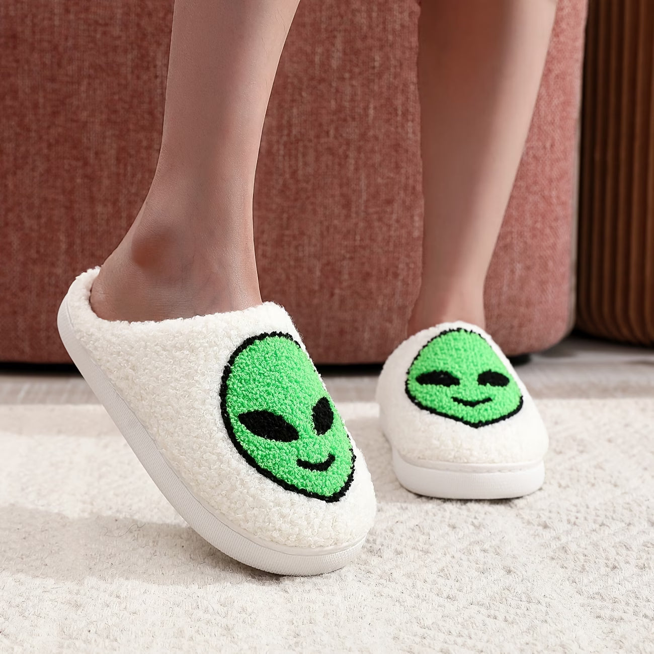 Pantufas Home Shoes: Green Alien Edition