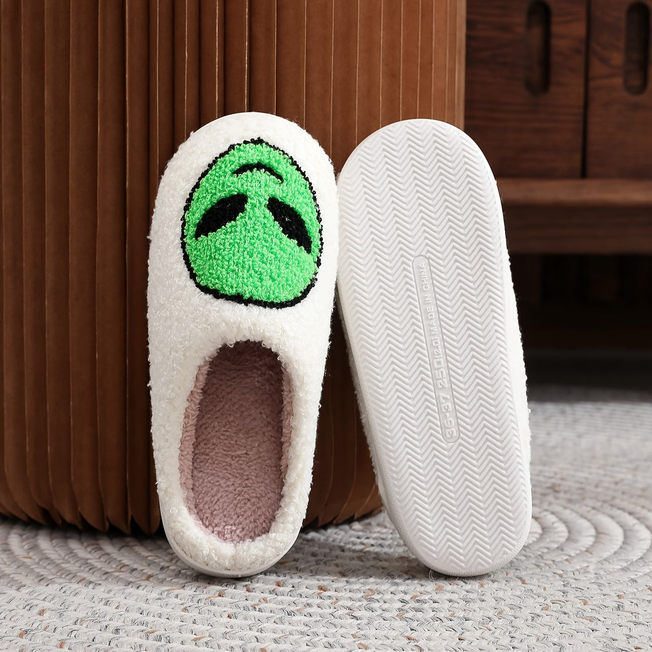 Pantufas Home Shoes: Green Alien Edition
