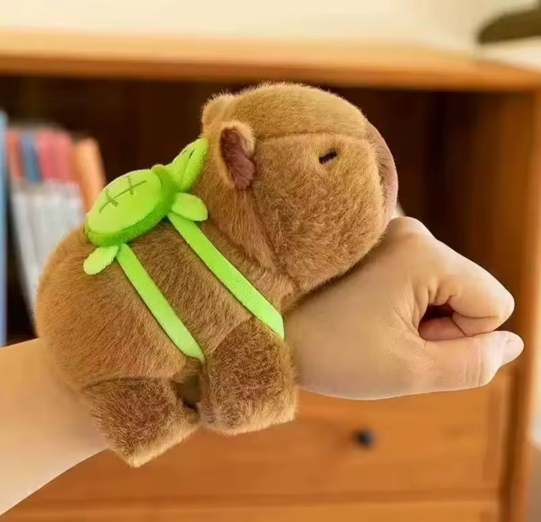 Pulseira Capivara de Pelúcia