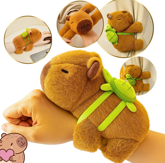 Pulseira Capivara de Pelúcia